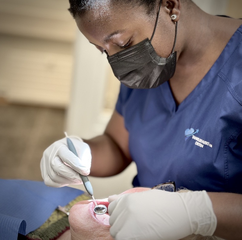 Tannlege som behandler en pasient