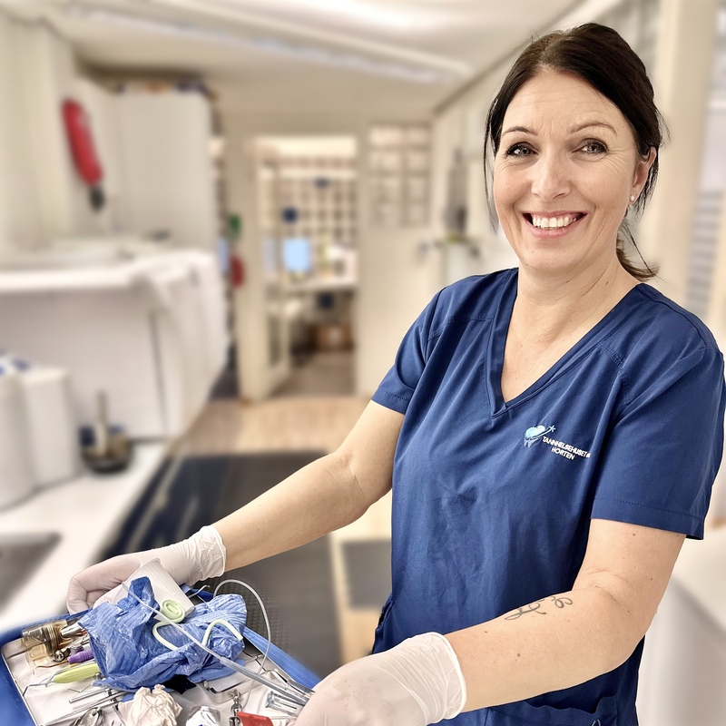 Tannlege som behandler en pasient